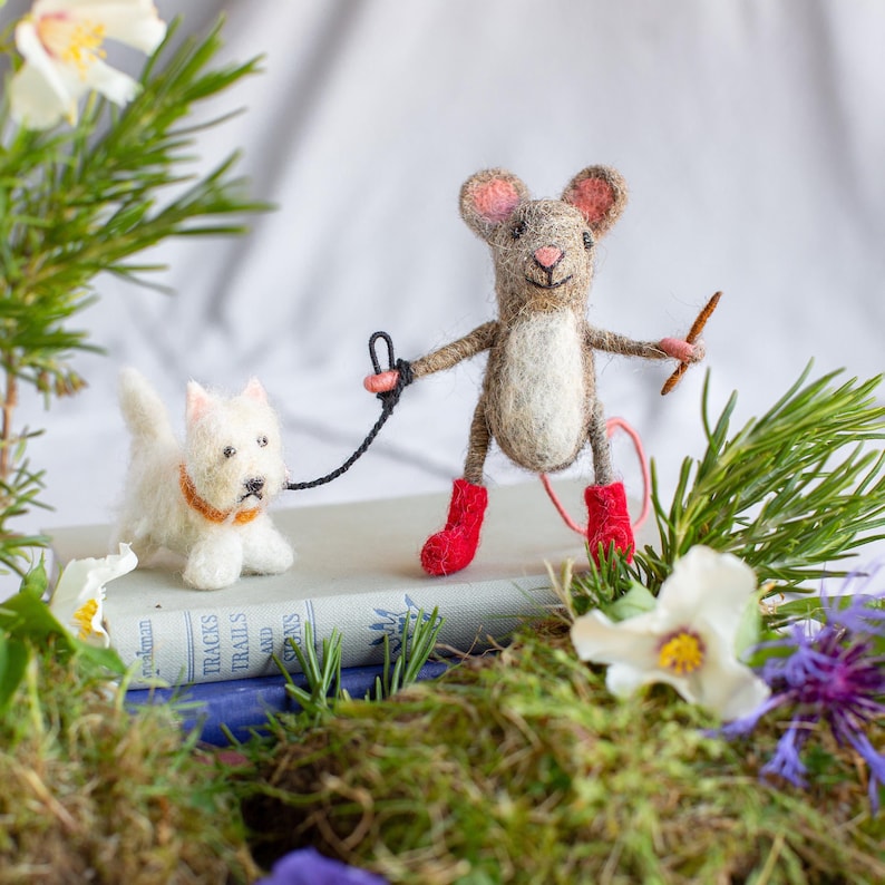 Dog Walker Needle Felted Mouse ith Custom Dog Breeds on Lead – Handmade Wool Animal Figurine, Dachshund, Labrador, Pug & Lover Gift image 5