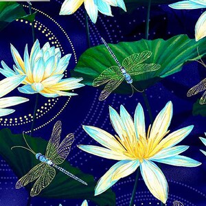 Puede incluir: Un patrón sin costuras que presenta nenúfares blancos y azules con centros amarillos, nenúfares verdes y libélulas azules y verdes sobre un fondo azul oscuro.