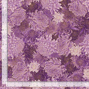 Puede incluir: Una tela con un patrón floral repetido. El diseño presenta grandes flores de crisantemo estilizadas en tonos de morado, lavanda y crema, con detalles dorados. Las flores están densamente empaquetadas, creando una apariencia rica y texturizada. La tela es adecuada para varios proyectos de manualidades.