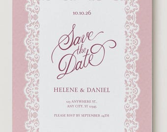 Invito di matrimonio romantico vintage con pizzo rosa, bianco e rosa, per annunciare la data delle nozze.