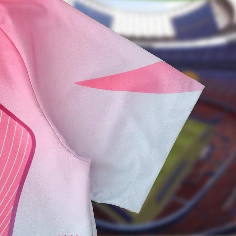 K&ouml;nnte beinhalten: Nahaufnahme eines rosa-wei&szlig;en Kurzarmshirts. Das Shirt hat ein Farbverlaufsdesign, das von einem dunkleren Rosa zu einem helleren Farbton &uuml;bergeht, mit einem wei&szlig;en &Auml;rmel und einem rosa Akzent. Der Stoff wirkt glatt und leicht.