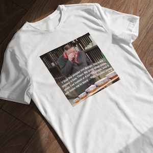 Puede incluir: Camiseta blanca con una imagen rectangular que contiene una cita de Kieth Brymer Jones. La imagen muestra a un hombre con traje mirando cuencos de cerámica. La cita dice: «Cuanto más sencillo es el diseño, mayor es el impacto».