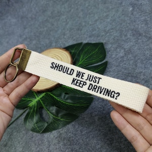 ¿Deberíamos seguir conduciendo? Llavero bordado, llavero de pulsera, llavero de coche, llavero de lona, regalo, coche bonito