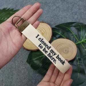 Cerré mi libro para estar aquí Llavero bordado, llavero con forma de libro, cita divertida de un libro, regalo para amantes de los libros, llavero con forma de libro, regalo divertido para lectores