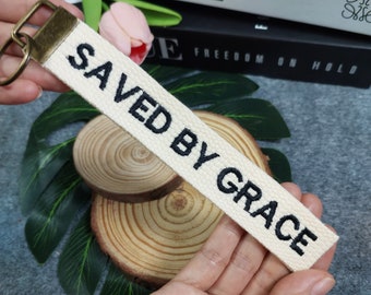 Broderad bomullsnyckelring: Saved By Grace Christian Keyfick