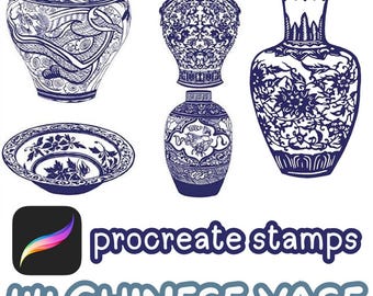 Op de afbeelding: Een verzameling blauw-witte Chinese vaasontwerpen. De afbeelding bevat verschillende vaasvormen en een decoratieve kom, allemaal met ingewikkelde patronen. De tekst "procreate stamps" en "44 CHINESE VASE" zijn ook aanwezig.