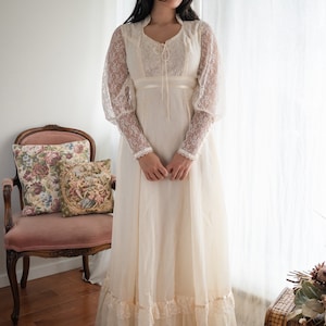 Vestido estilo Gunne Sax vintage color crema de los años 70, talla 2 XS pequeña, vestido de novia blanco estilo renacentista de los años 70, estilo cottage maxi, estilo Gunne Dupe.