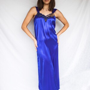 Chemise de nuit vintage en satin bleu saphir des années 80 et 90, grande-XL 10 12 dentelle romantique Sexy des années 1980 des années 1990 vêtements de nuit pour elle cadeau pour femme