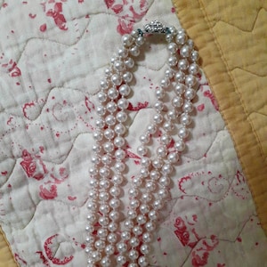 Perle finte vintage a triplo filo in una scatola portagioie vintage
