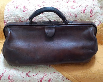 Antique Edwardian Saddle Leather Gladstone Type Doctor’s Bag In Excellent Condition