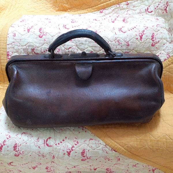 Antique Edwardian Saddle Leather Gladstone Type Doctor’s Bag In Excellent Condition