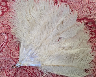 Antika solfjäderkrämvita strutsfjädrar med pärlemorpinnar och skydd