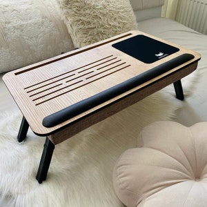 SUPPLYPLUS Soporte para computadora portátil, escritorio de laboratorio con cojín y bandeja de cama plegable con almohadilla para el ratón, compartimentos para teléfono y soporte para muñeca, plegable para autónomos