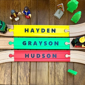 Pista con nombre personalizado para juegos de trenes de madera: compatible con BRIO y otros