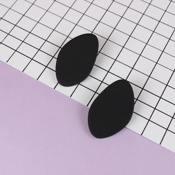 Schwarze Minimalistisch Ohrstecker mit Textur, Handgemachte Schwarze Stecker aus Polymer Clay