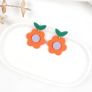Örhängen i polymerlera, handgjorda örhängen med orange blommor gjorda av lera, handgjorda örhängen i polymerlera med nitar i rostfritt stål