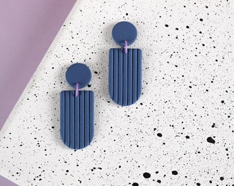 Minimalistische Handmade Ohrringe blau-petrol mit Textur, Handgemachte Hängeohrringe aus Polymer Clay