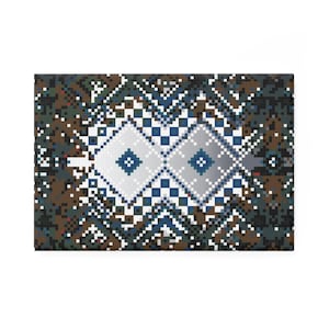 Pode incluir: Têxtil retangular com um design pixelizado. O padrão apresenta uma forma de diamante central com quadrados azuis e brancos, rodeado por um mosaico de pixels castanhos, verdes e brancos. A estética geral é geométrica e abstrata.