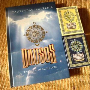 Conjunto de regalo DAUSOS: Libro de cuentos de tapa dura y un par de barajas de cartas de edición estándar, cartas del panteón sagrado lituano de los dioses bálticos, mitología pagana