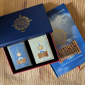 Set de regalo DAUSOS: libro de cuentos de tapa dura y un par de barajas de cartas de edición dorada en una caja con el panteón sagrado de los dioses paganos lituanos, cartas de mitología