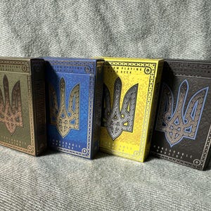 Coleção UNBREAKABLE UKRAÏNA Quatro Baralhos Personalizados Cartas Ilustradas Trizub Motivo Foil Folk Vishivanka Padrão Decks Suporte Ucrânia