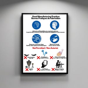 以下が含まれることがあります： 青と黒のテキストとアイコンが書かれた白いポスター。ポスターには、Good Manufacturing PracticesとBonnes Pratiques de Fabricationが記載されています。ポスターには、ヘアネットの着用、手洗い、作業エリアの清掃に関するアイコンが含まれています。ポスターには、ジュエリー、携帯電話、飲食など、許可されていないアイテムも記載されています。
