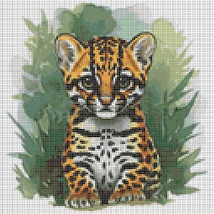 Może przedstawiać: Zpixelowany obraz młodego ocelota z nakrapianym pomarańczowo-czarnym futrem, siedzącego przed zielonymi liśćmi. Ocelot ma duże oczy i białą klatkę piersiową. Tło to siatka białych kwadratów.