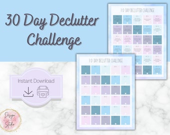 Könnte beinhalten: Eine druckbare 30-Tage-Entrümpelungs-Herausforderung mit einem hellblauen, rosa und violetten Aquarellhintergrund. Die Herausforderung umfasst ein Raster mit 30 Quadraten, jedes mit einer Nummer und einer Entrümpelungsaufgabe. Der Text "30 Day Declutter Challenge" befindet sich oben auf der Seite.