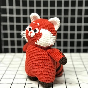 レッサーパンダさんの編みぐるみ◎ 赤いかぎ針編み、赤いぬいぐるみ、かぎ針編みのレッサーパンダ