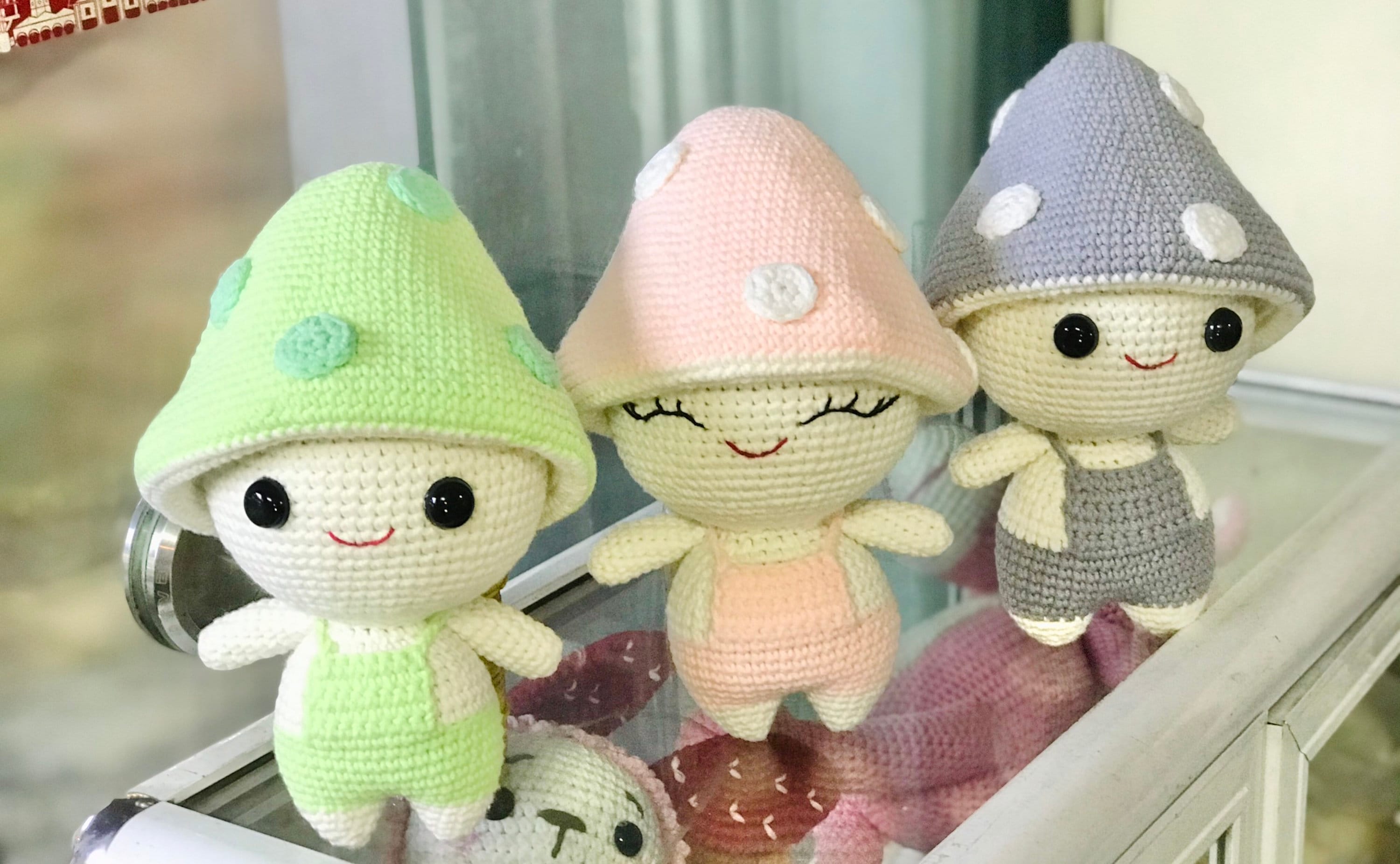 ハンドメイド　あみぐるみ　きのこ　ぬいぐるみ かぎ針編みのキノコ人形：手作りあみぐるみぬいぐるみ、幸せなキノコ
