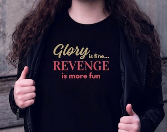 La gloria está bien... La venganza es una camiseta más divertida, cita de Clarisse La Rue, merchandising del programa de televisión de Percy, camisa PJO, cita atrevida, Ares, regalo para fan de Percy