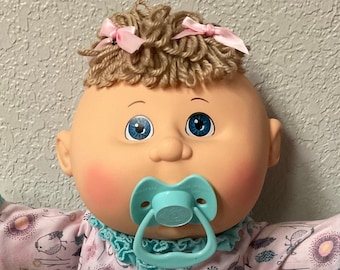 Cabbage Patch Kids BabyLand Esclusiva Bambina Occhi Azzurri Ciuffo di Capelli di Farina d'Avena 2015 OAA WCT Collezionisti Regali per Bambole per Ragazze Mamme Bambini