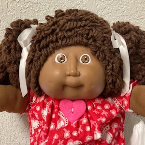 Rara Cabbage Patch Kid vintage, niña afroamericana, cabello castaño oscuro tipo palomitas de maíz, ojos marrones, HM #12, 1986, regalos para hermana, esposa, hija, mamá.