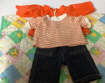 Vintage Jeans en denim pour enfants avec patch chou, chemise et veste assorties pour poupées garçon CPK Canada LTEE des années 1980