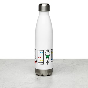 Puede incluir: Botella de agua de acero inoxidable blanca con un diseño de equipos de laboratorio coloridos, que incluyen un vaso de precipitados, un matraz y un tubo de ensayo.