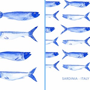 Puede incluir: Una ilustraci&oacute;n digital de peces azules en acuarela sobre un fondo blanco. Los peces est&aacute;n dispuestos en un patr&oacute;n repetitivo en el lado derecho de la imagen. El texto "SARDINIA - ITALY" est&aacute; en la parte inferior de la imagen.