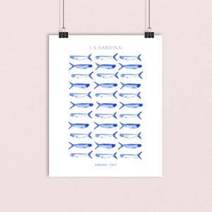 Puede incluir: Un p&oacute;ster blanco con una ilustraci&oacute;n de acuarela azul de una fila de sardinas. El p&oacute;ster tiene el texto "LA SARDINA" en la parte superior y "SARDINA ITALY" en la parte inferior.