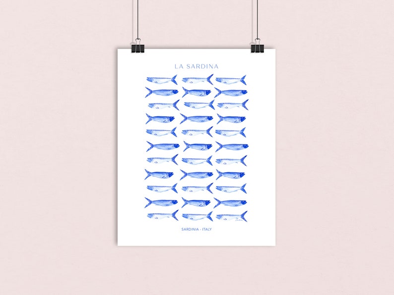 Puede incluir: Un p&oacute;ster blanco con una ilustraci&oacute;n de acuarela azul de una fila de sardinas. El p&oacute;ster tiene el texto "LA SARDINA" en la parte superior y "SARDINA ITALY" en la parte inferior.