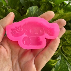 Puede incluir: Molde de silicona rosa en forma de perro de dibujos animados con una corona de flores. El molde est&aacute; dise&ntilde;ado para hacer peque&ntilde;as manualidades de resina.
