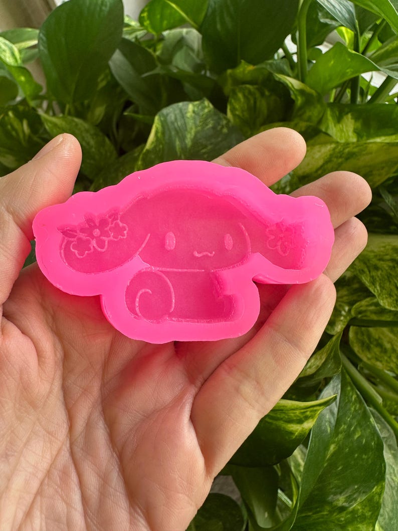 Puede incluir: Molde de silicona rosa en forma de perro de dibujos animados con una corona de flores. El molde est&aacute; dise&ntilde;ado para hacer peque&ntilde;as manualidades de resina.