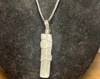 Colar de cristal de selenita
