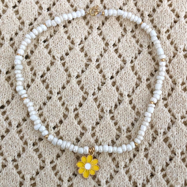 Daisy [Bijou enfant] | Collier ras de cou en perles avec pendentif fleur marguerite blanc jaune or doré