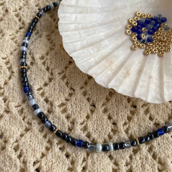 Moonlight | collier ras de cou élastique bleu foncé or en perles