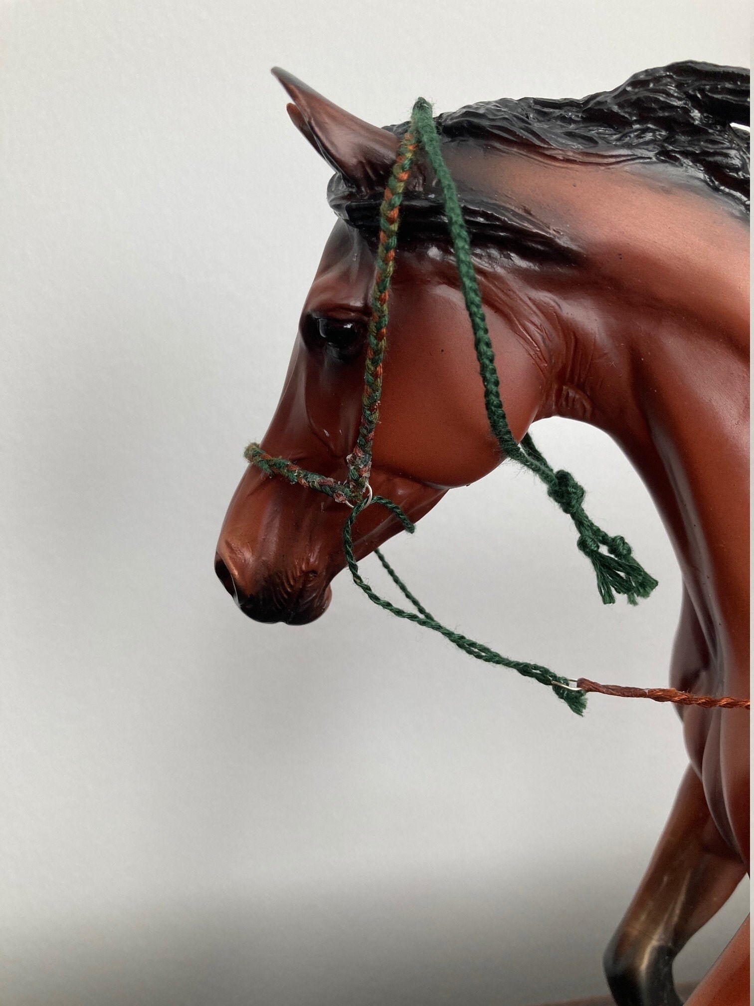 Grünes und braunes Modellpferd Arabischer Pferdehalter | Etsy