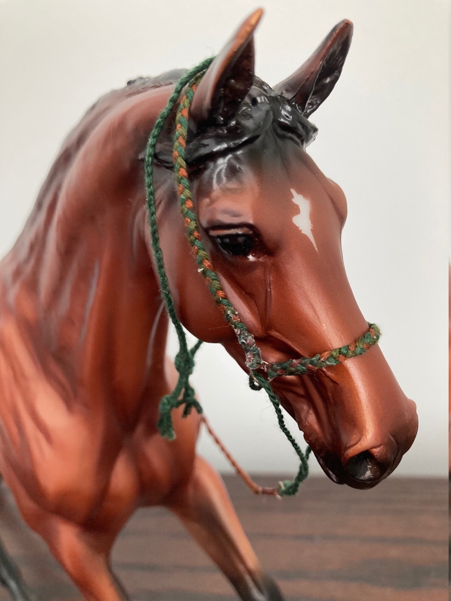 Grünes und braunes Modellpferd Arabischer Pferdehalter | Etsy