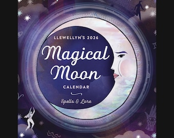 Könnte beinhalten: Ein kreisförmiges Kalenderdesign mit einem Mondgesicht, dem Text "Llewellyn's 2026 Magical Moon Calendar Spells & Lore" in weißer Schrift. Der Hintergrund ist dunkelblau mit Sternen und Himmelsfiguren.