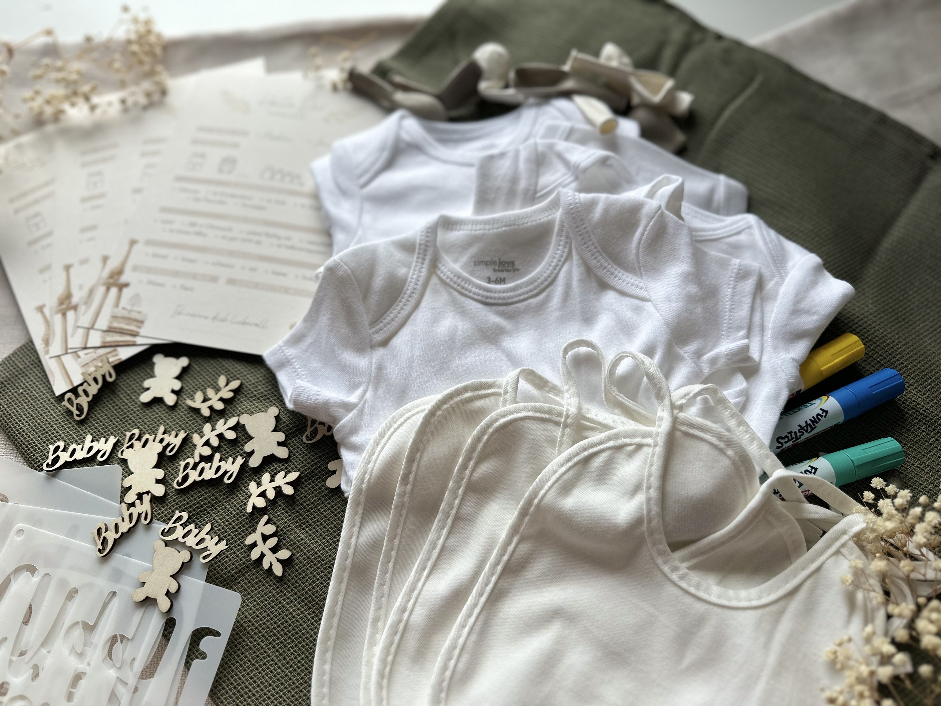 Babyparty Set Mit 4 Bodys & 4 Lätzchen Zum Bemalen – Inkl. Textilstifte & Schablonen Für Kreative Baby-Shower-Spiele