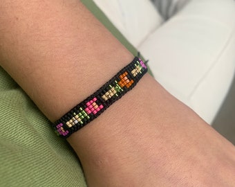 Tulpenarmband: Rocaille-Perlenarmband mit goldenen Farbtönen | Verstellbar und handgefertigt in Schwarz | Webarmband | Trendig | Blumenarmband |