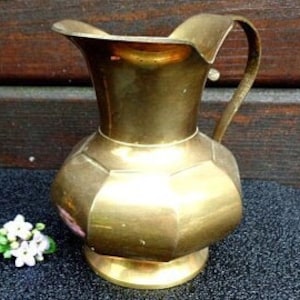 Brocca in ottone d&#39;epoca.