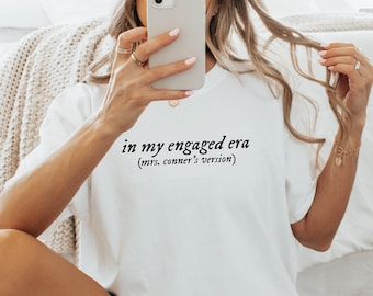 En mi era comprometida camisa de colores cómodos, regalo de novia personalizado, regalo de fiesta nupcial, regalo de compromiso, regalo para la novia, camisa de era personalizada, camisa de eras